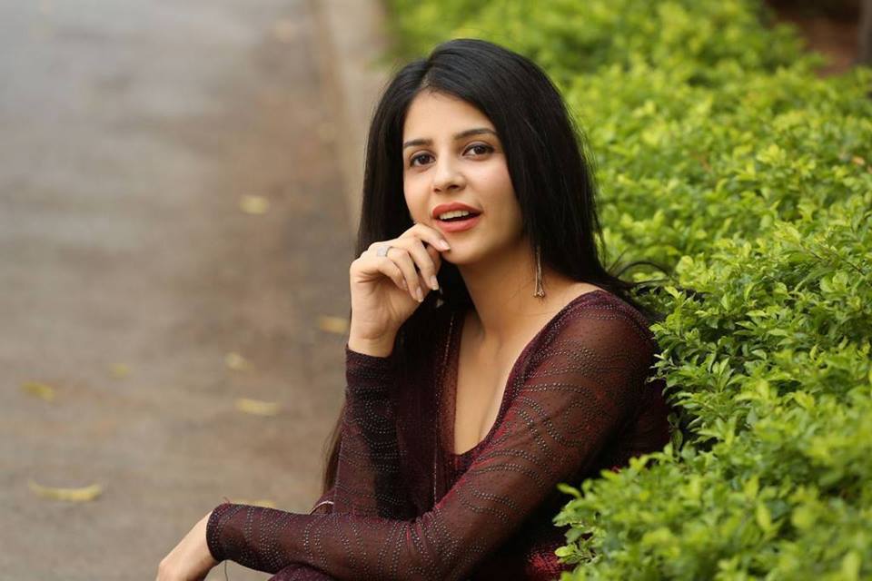 Actress Kashish Vohra latest stills