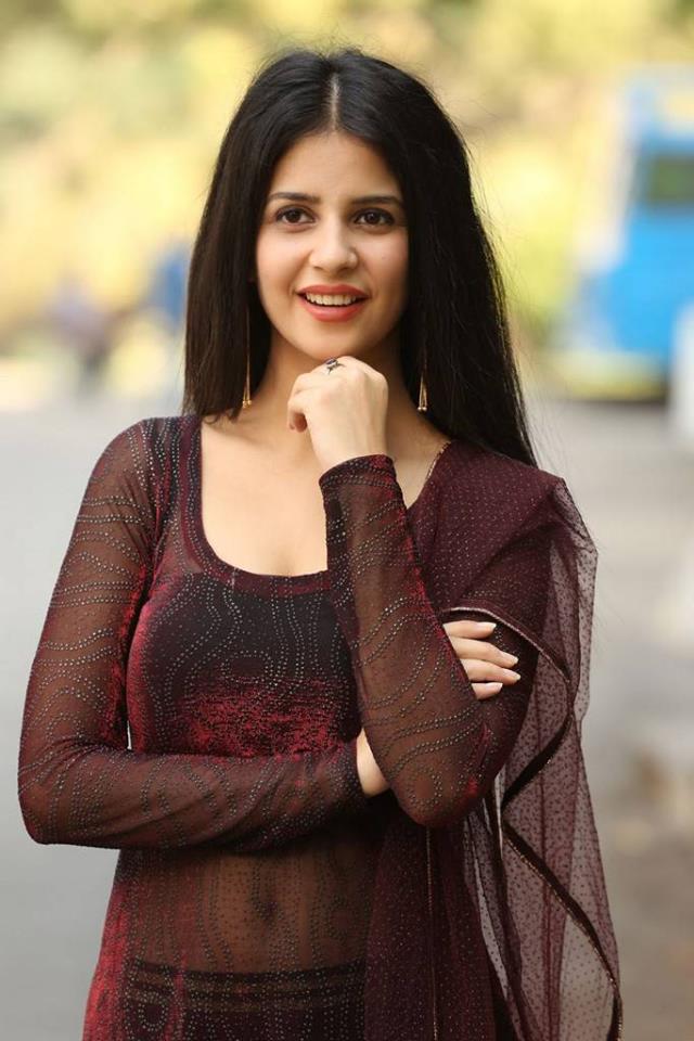 Actress Kashish Vohra latest stills.