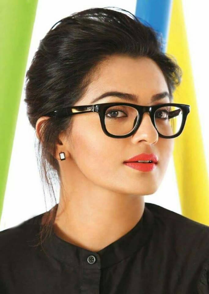 Actress Parvathi Menon latest stills 