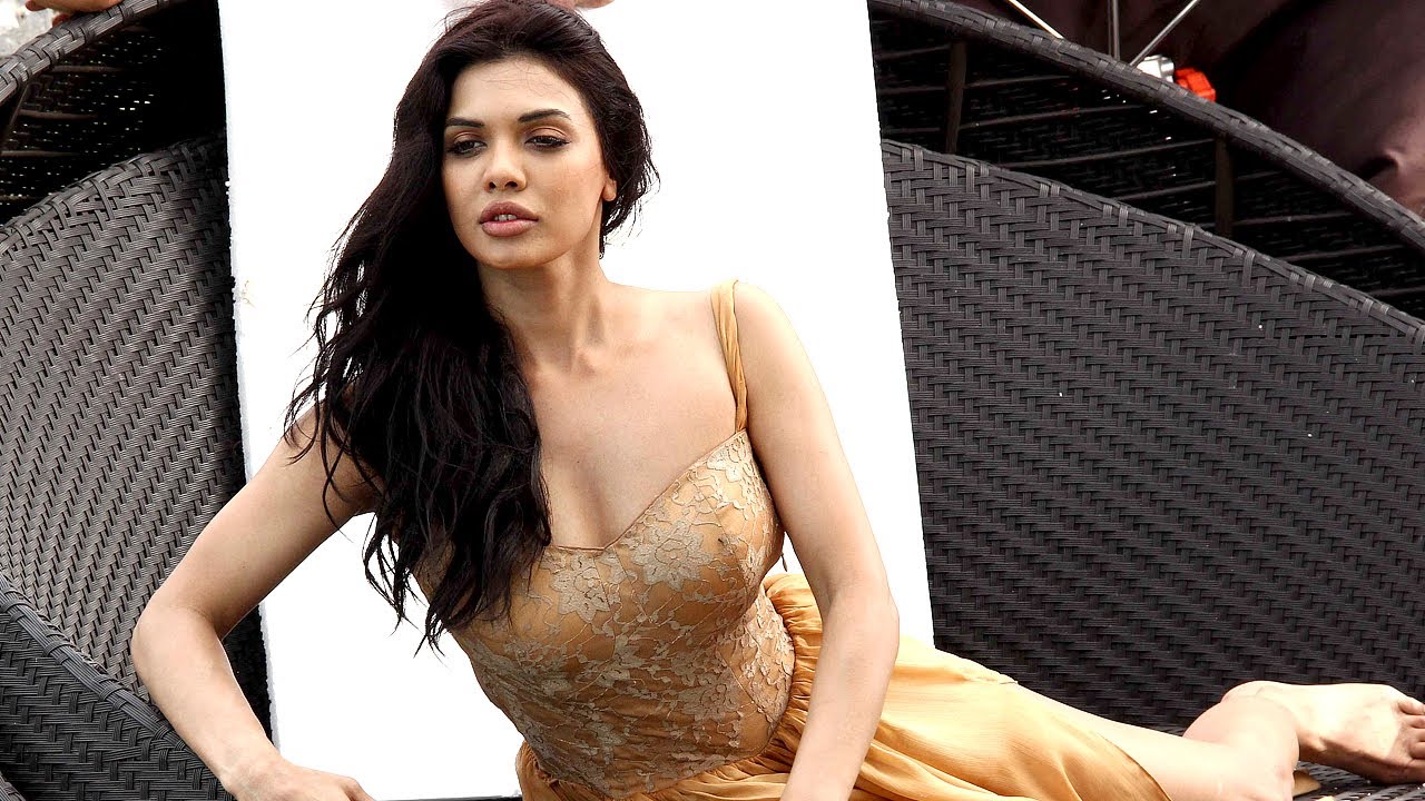 Ishq Click Hindi Movie Hot Stills | Sara Loren