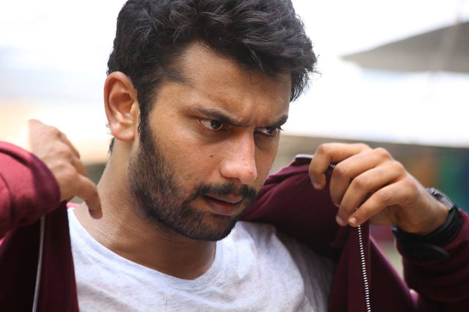 Iravukku Aayiram Kangal new pictures.