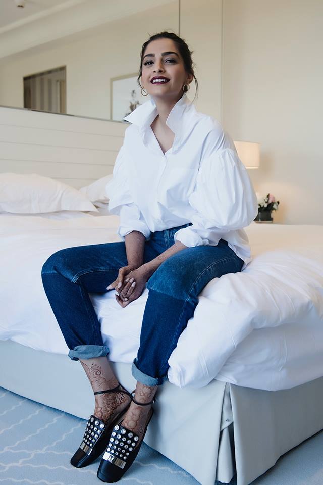 Glamorous Actress Sonam Kapoor Photos.