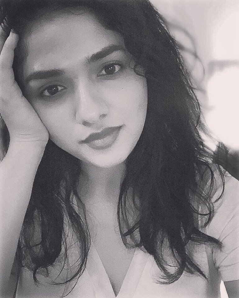 Actress Sunaina Selfy Images.