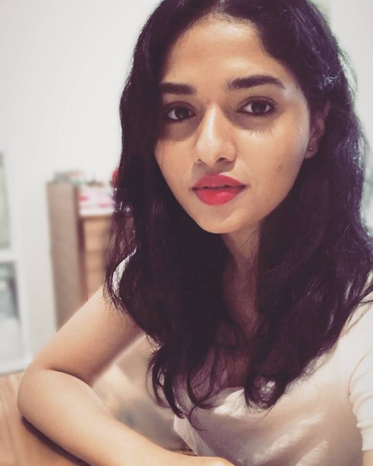 Actress Sunaina Selfy Images.