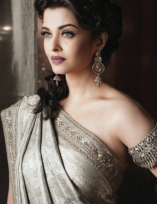 Aishwarya Rai Bachchan Glamorous Pictures.