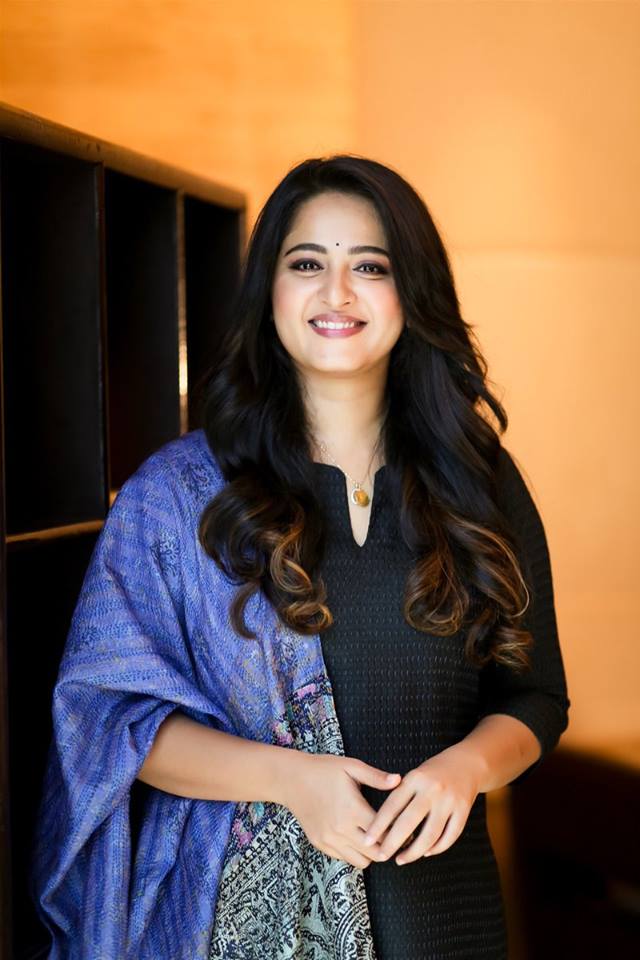 Anushka Shetty Eyepopping Pictures.