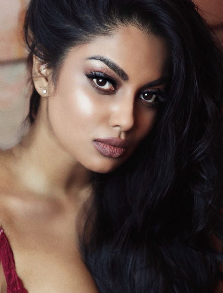 Actor Chandrika Ravi Glamorous Photos.