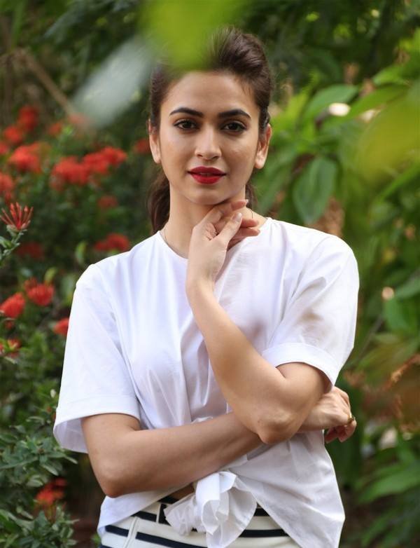 Actress Kriti Kharbanda Sweet Photos