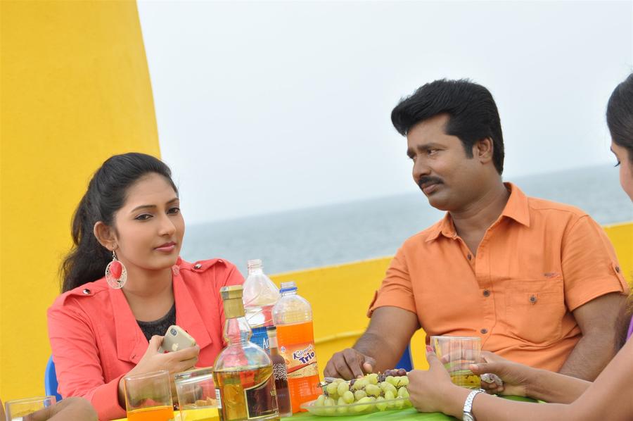 Ennodu Nee Irundhaal Movie Exclusive Photos.