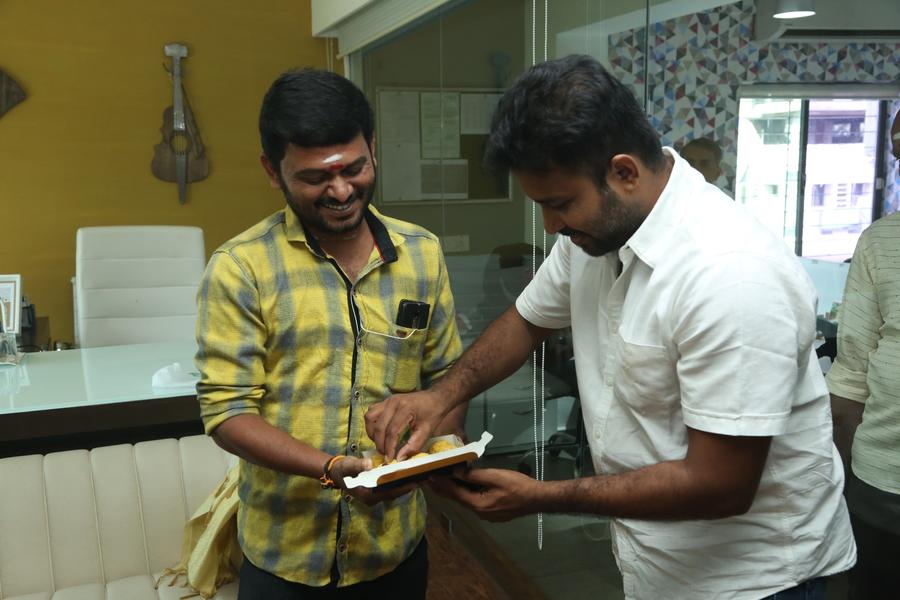 Pallu Padama Paathuka movie dubbing Pooja photos 