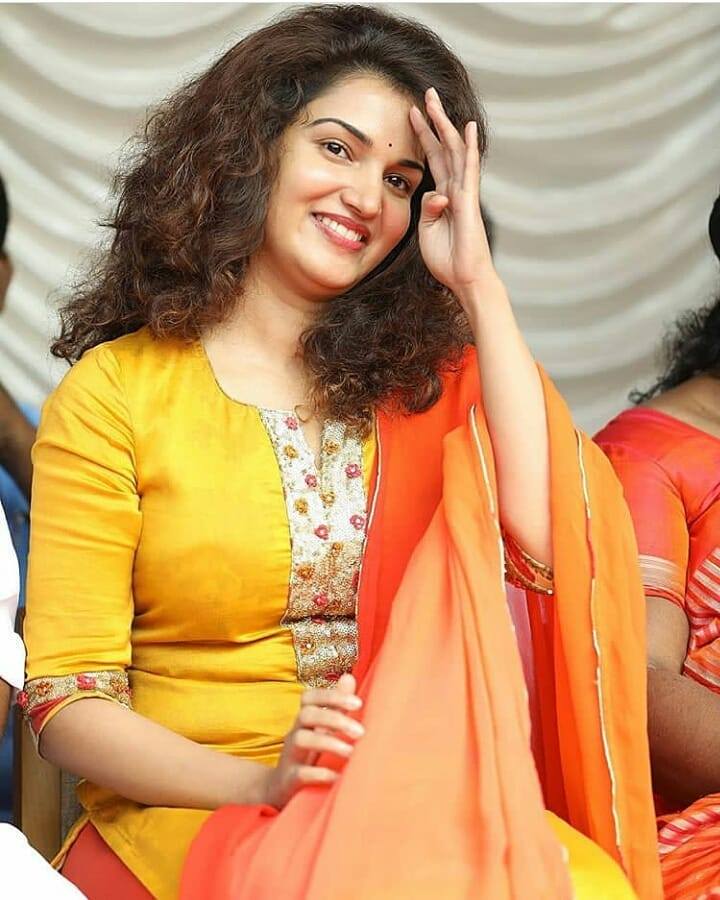 Cute actress Honey Rose Pics.