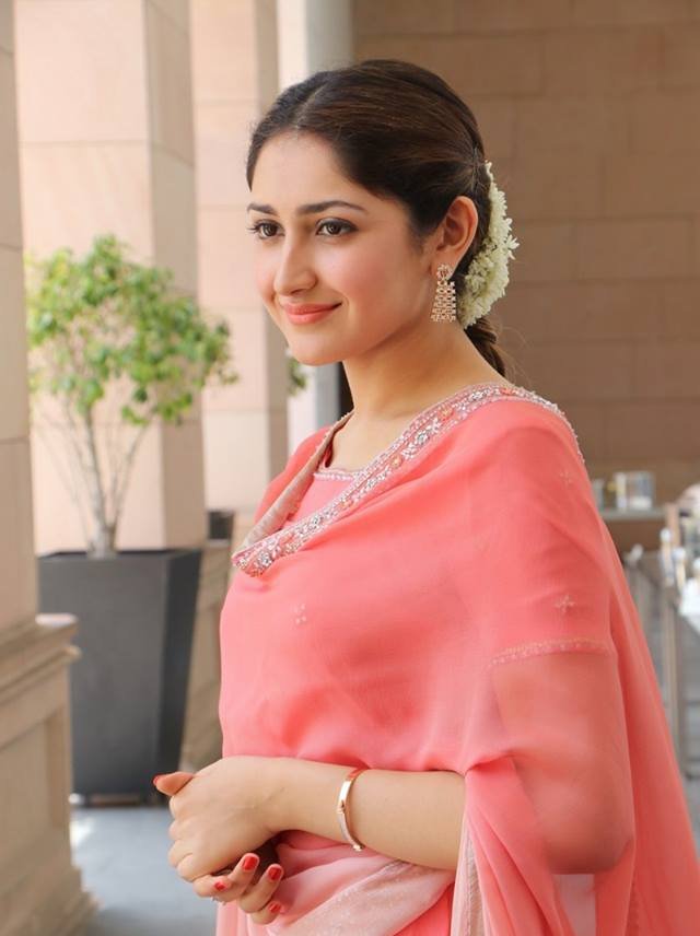 Beautiful Sayesha Saigal Pictures.