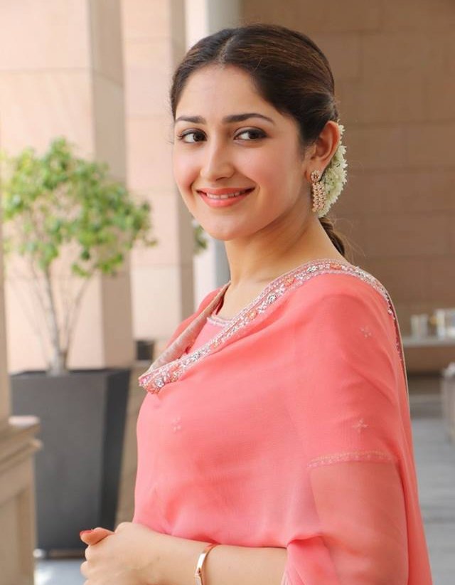 Beautiful Sayesha Saigal Pictures.