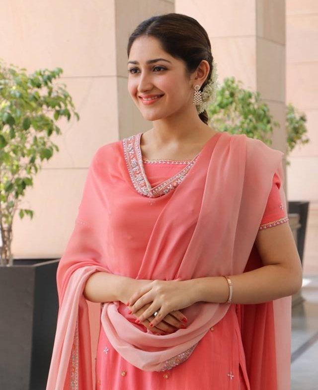 Beautiful Sayesha Saigal Pictures.