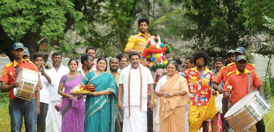 Maniyar Kudumbam Exclusive Images.