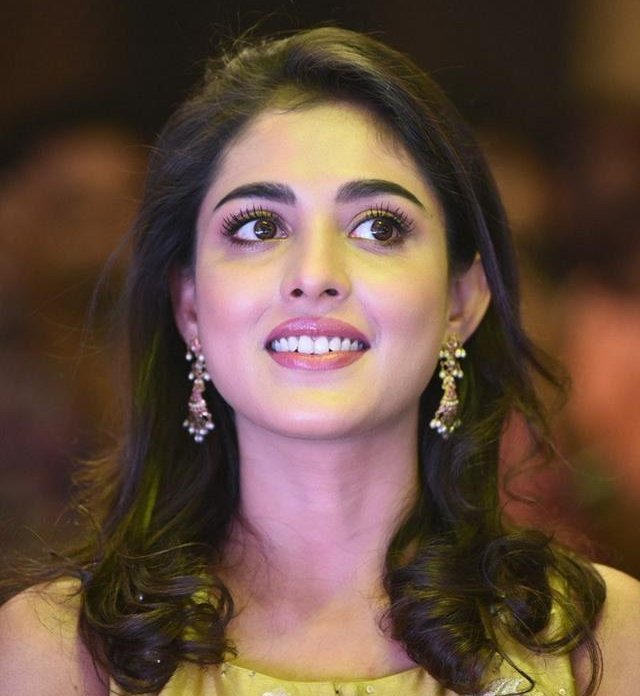 Smiley Actress Madhu Shalini Images.