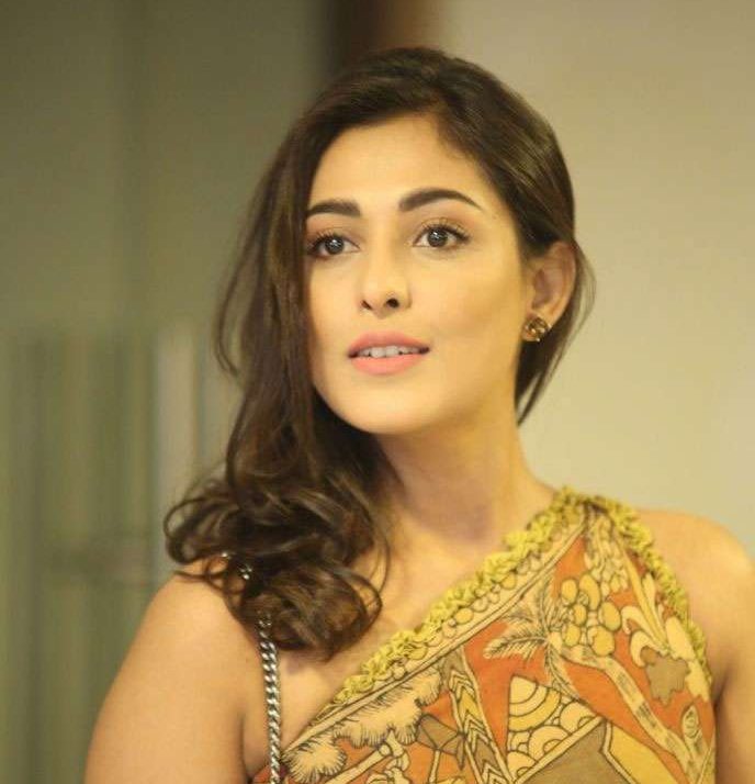 Smiley Actress Madhu Shalini Images.