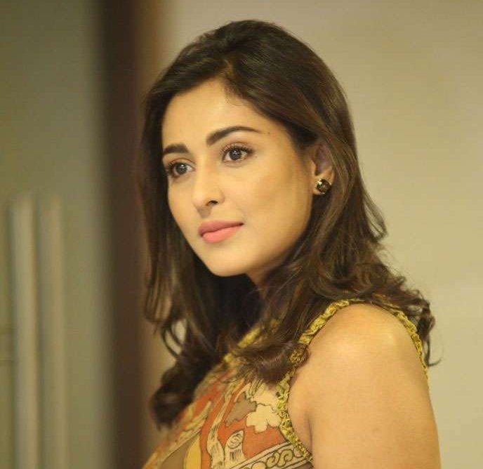 Smiley Actress Madhu Shalini Images.