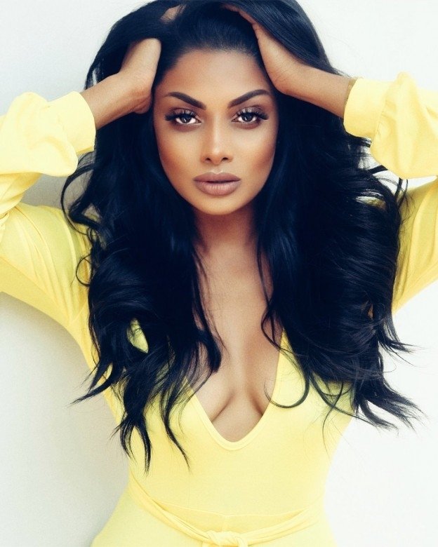 Chandrika Ravi Glamorous Photos.