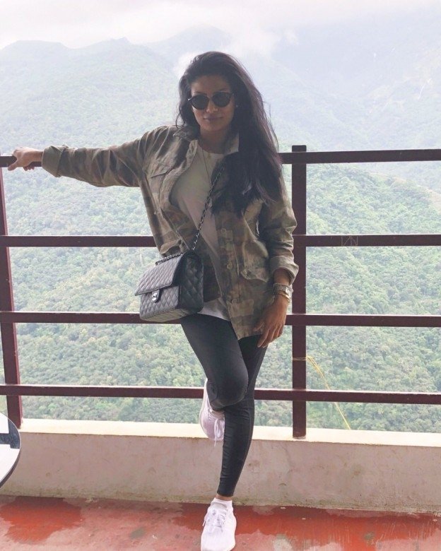 Chandrika Ravi Glamorous Photos.