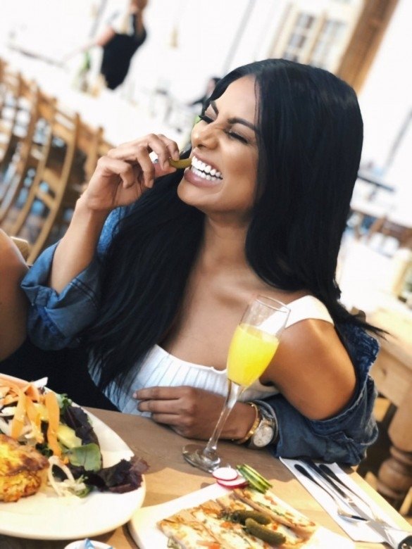 Chandrika Ravi Glamorous Photos.