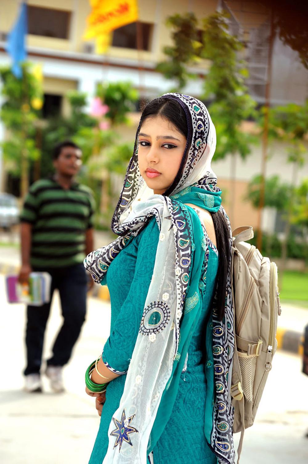Neethi Taylor Stills from Neeyum Naanum Nilavum Vaanum Movie