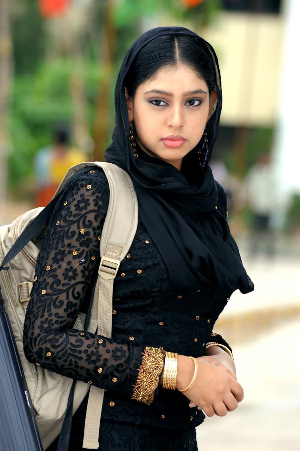 Neethi Taylor Stills from Neeyum Naanum Nilavum Vaanum Movie