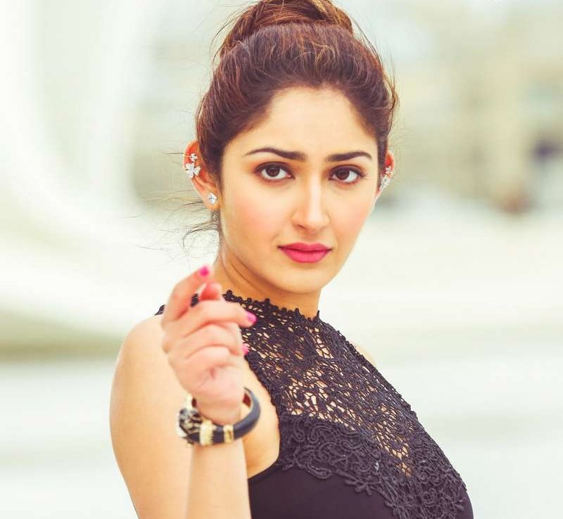 Beautiful Sayesha Saigal Picture