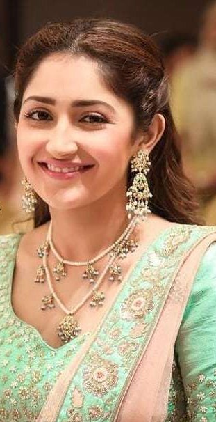 Beautiful Sayesha Saigal Picture