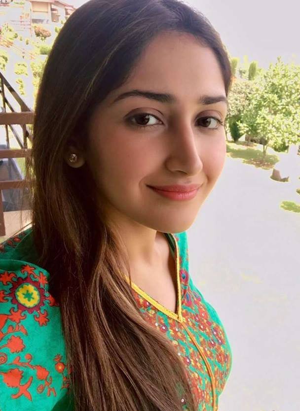 Beautiful Sayesha Saigal Picture