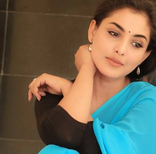 Smiley Actress Madhu Shalini Images.