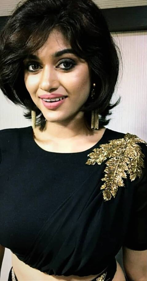 Smiley Actress Oviya New Pictures.