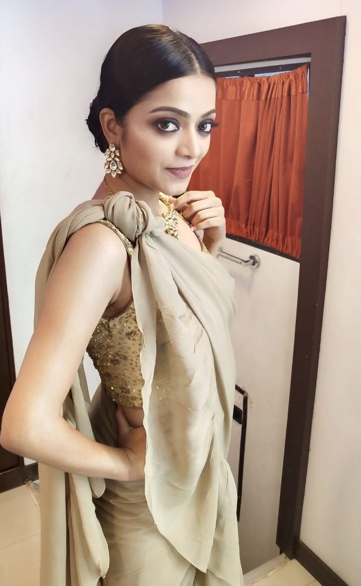 Actress Janani Iyer Sizzling Stills