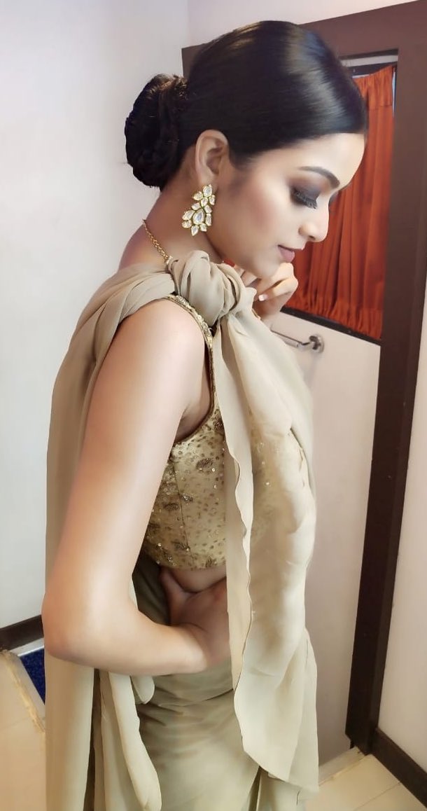 Actress Janani Iyer Sizzling Stills