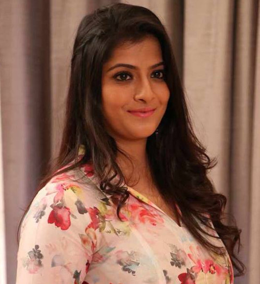 Actress Varalaxmi Sizzling Pics.