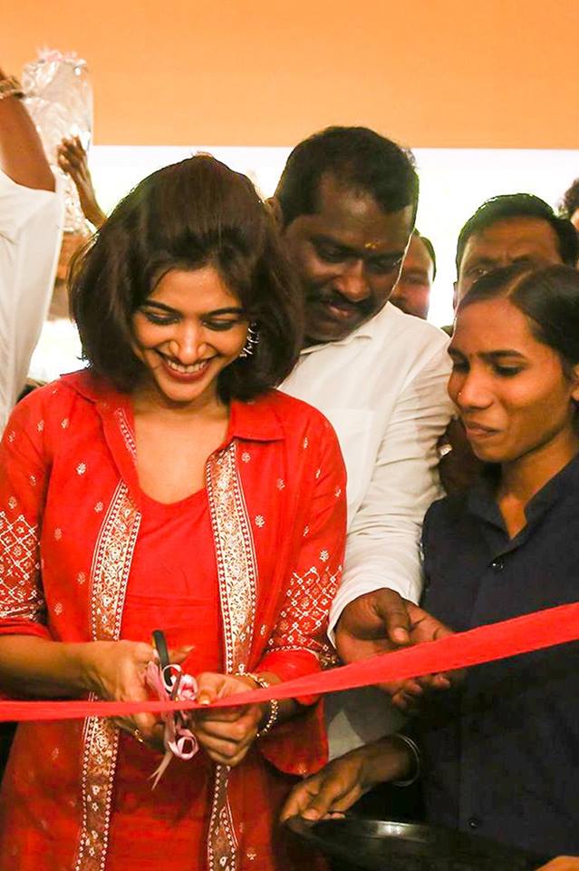 Smiley Actress Oviya New Pictures.