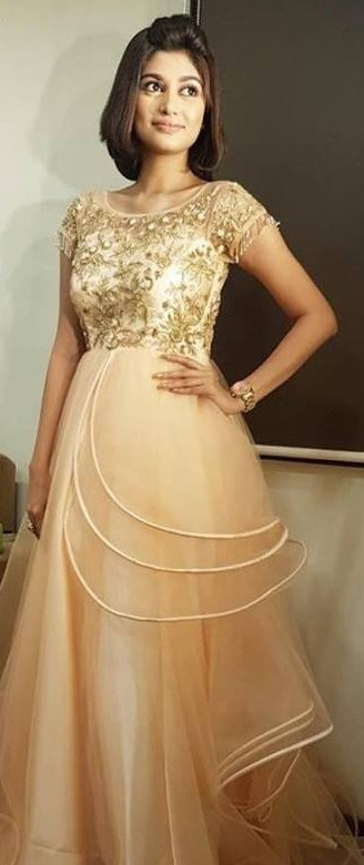 Smiley Actress Oviya New Pictures.