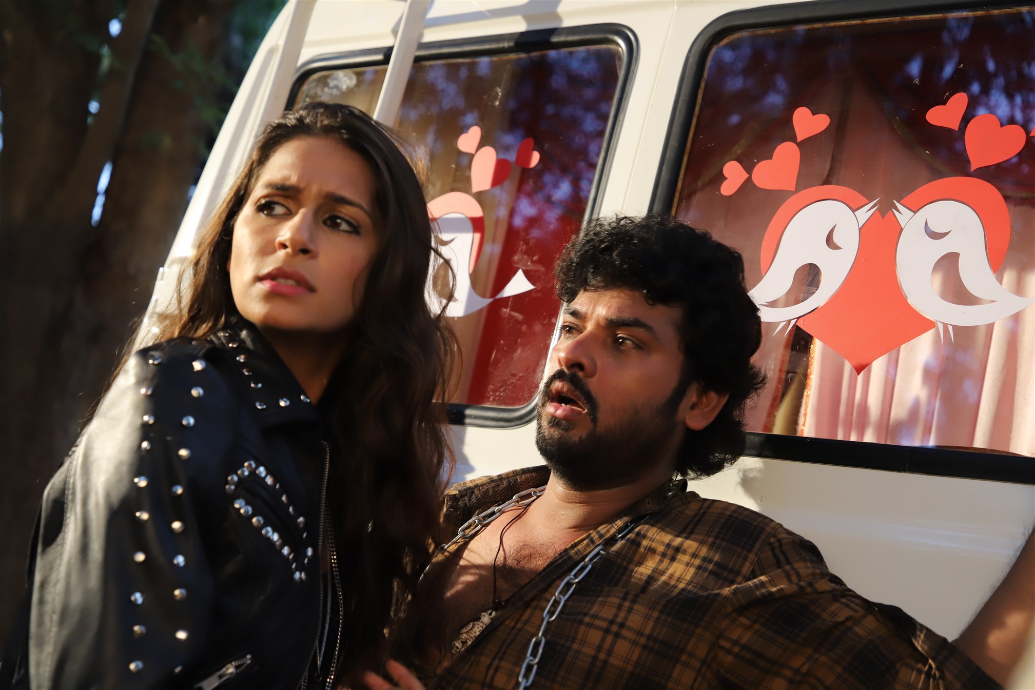 Ivanukku Engaiyo Macham Irukku Exclusive Images.