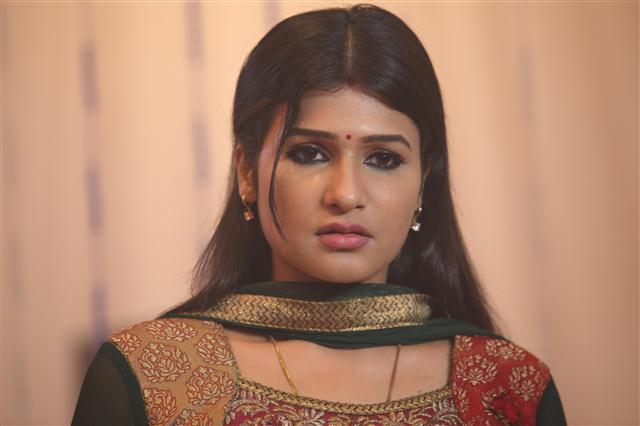Thiranthidu Seese Tamil Movie Stills | Anjena Kirti