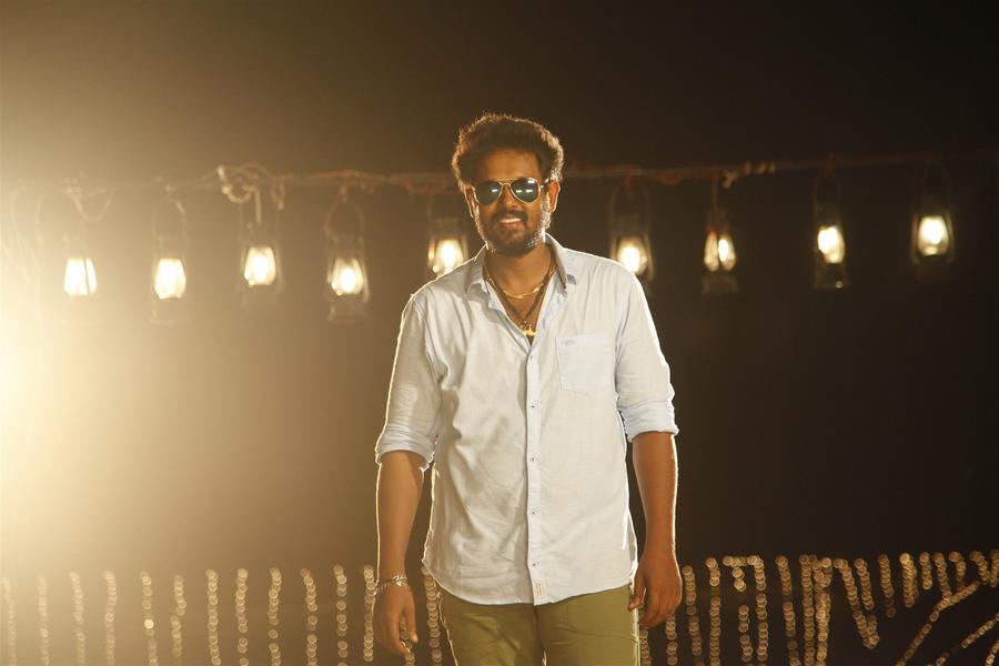 En Kadhali Seen Podura Fresh Images.