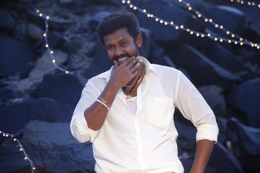 En Kadhali Seen Podura Fresh Images.