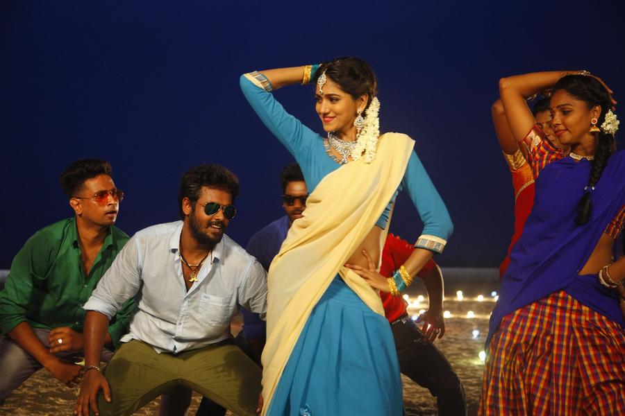 En Kadhali Seen Podura Fresh Images.