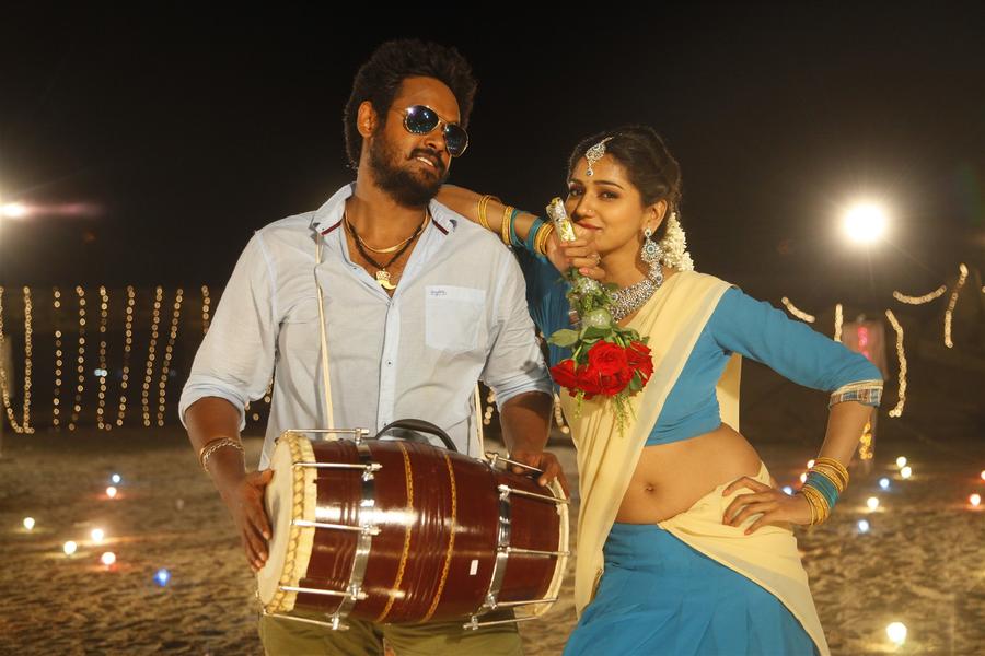 En Kadhali Seen Podura Fresh Images.