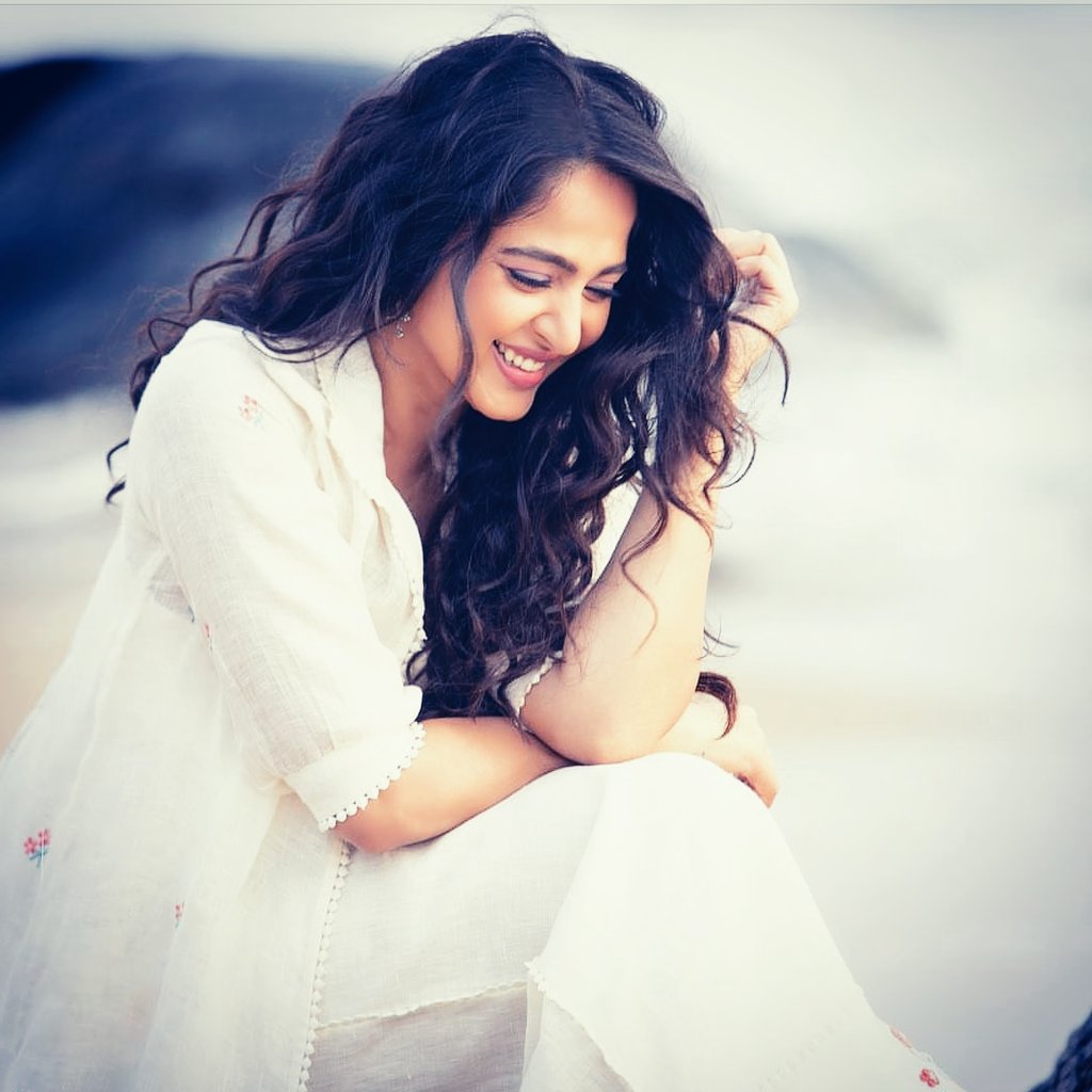 Anushka Shetty Eyepopping Pictures.