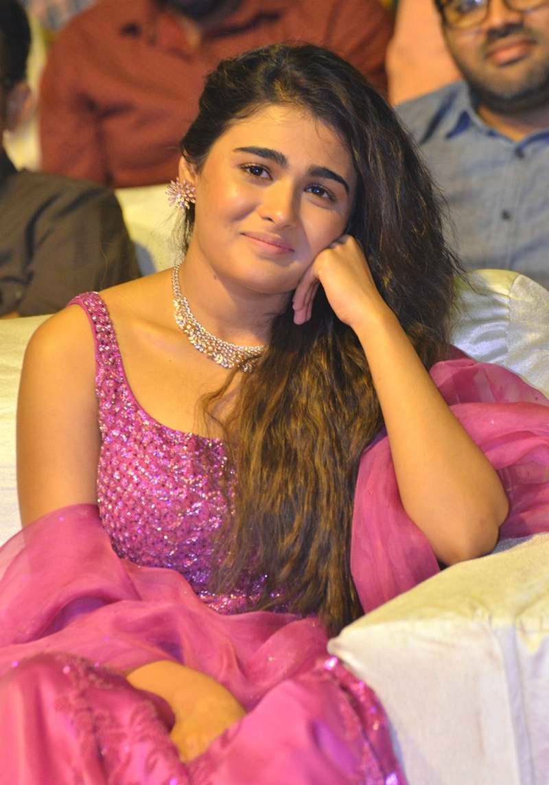 Shalini Pandey Pretty Pics.