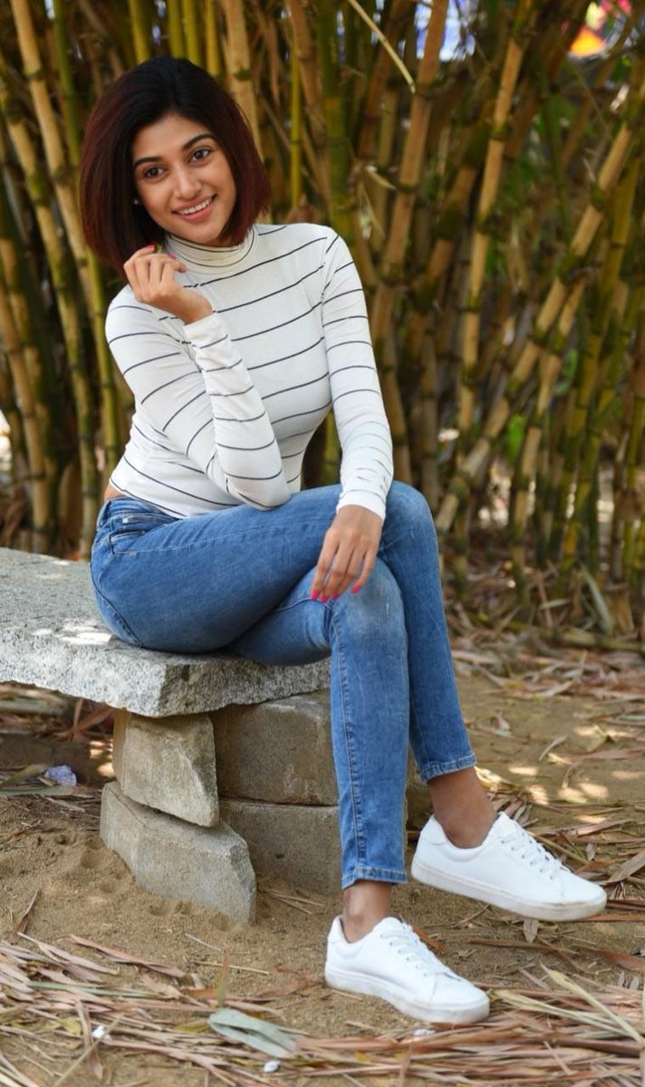 Oviya Gorgeous Stills