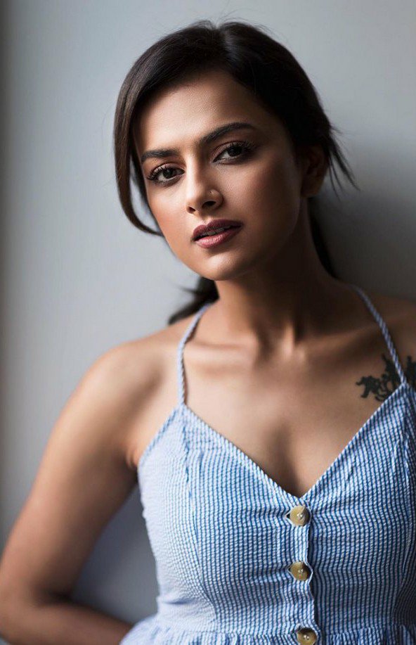 Shraddha Srinath Sizzling Images.