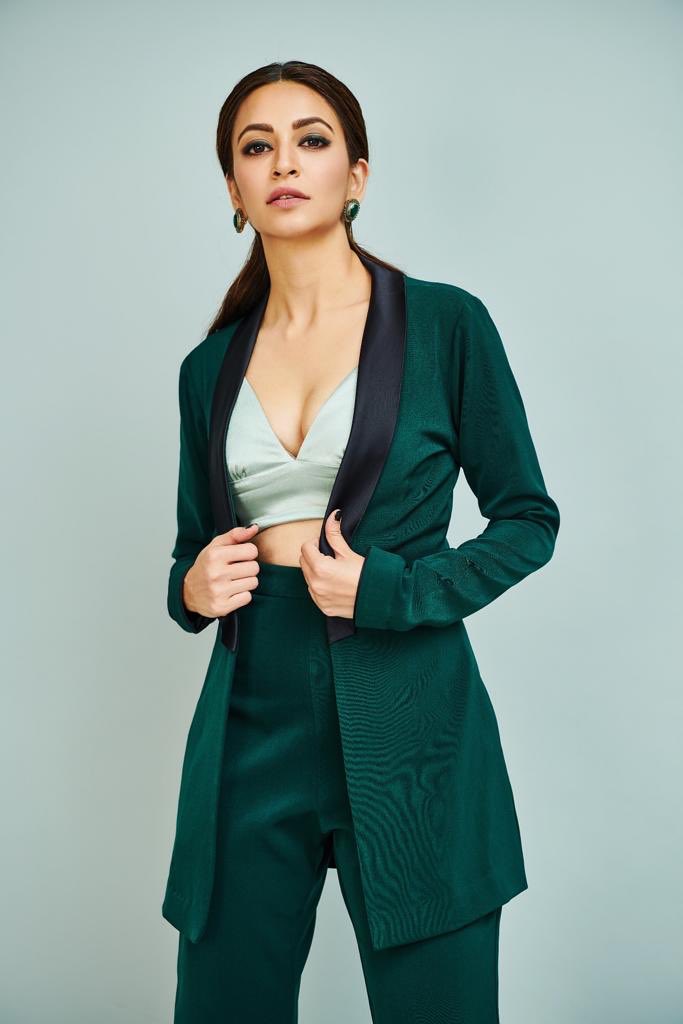 Kriti Kharbanda Glamorous Stills.