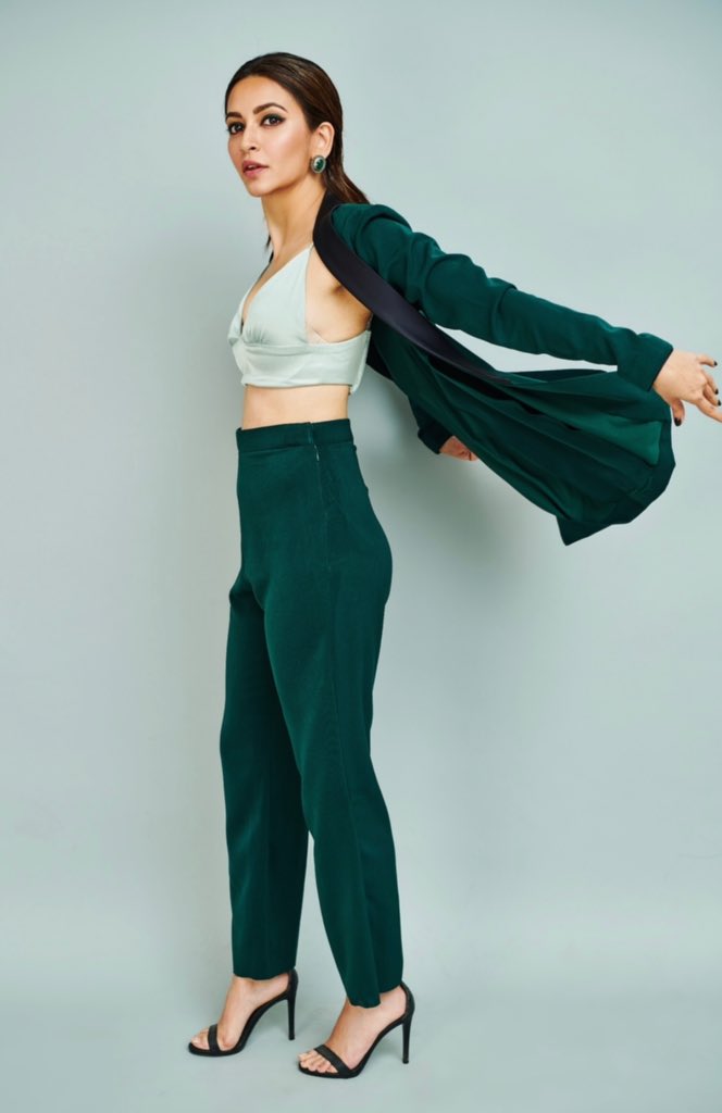 Kriti Kharbanda Glamorous Stills.