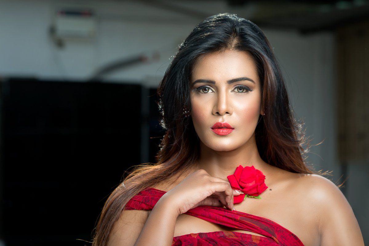 Big Boss contestant Meera Mithun Beautiful Images.